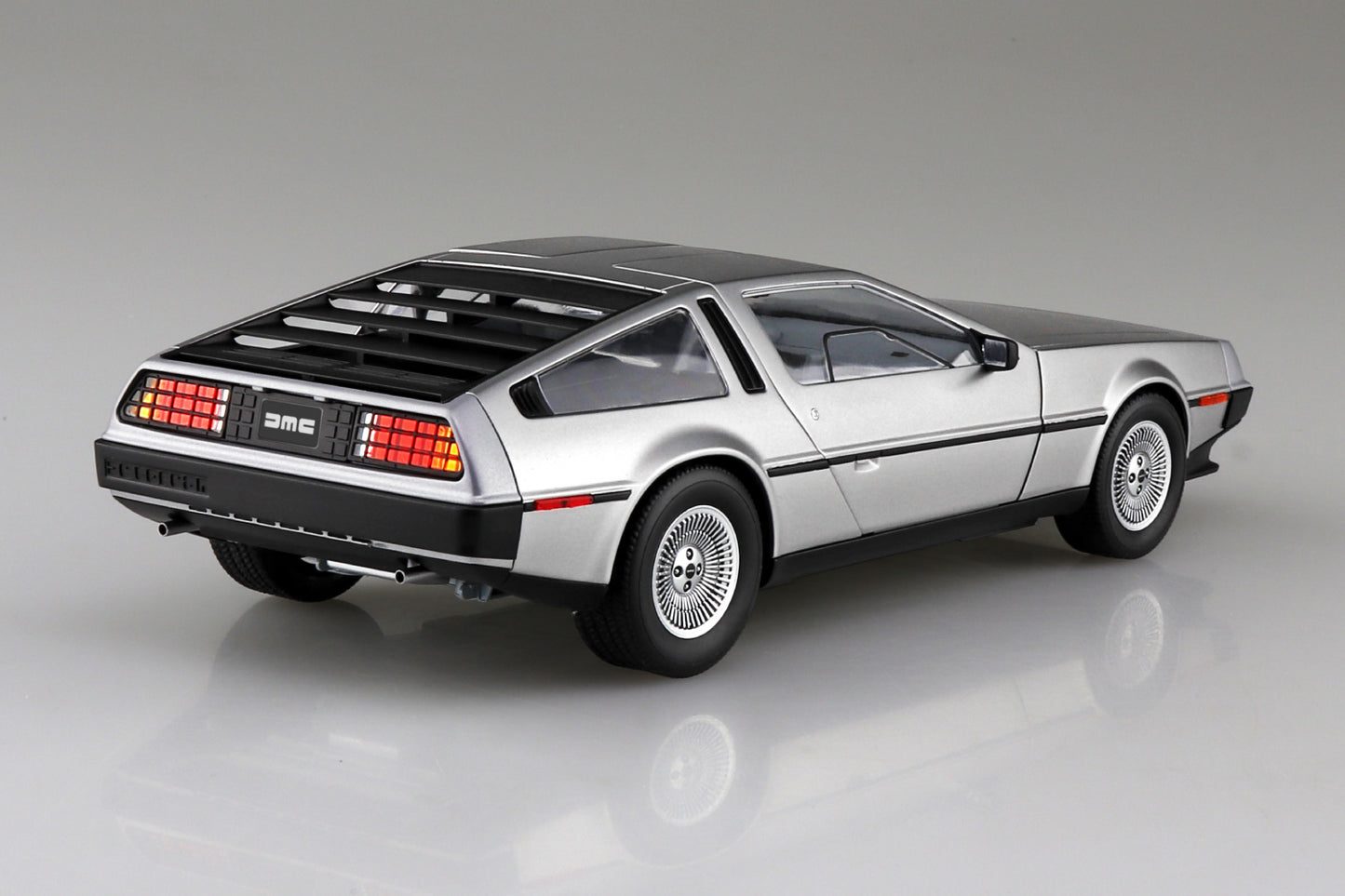 1982 DeLorean DMC-12 1:24 Scale Model Kit [PRE-SOLD OUT: Manufacturer has delayed availability in the US until February 2025] Model Kit Aoshima