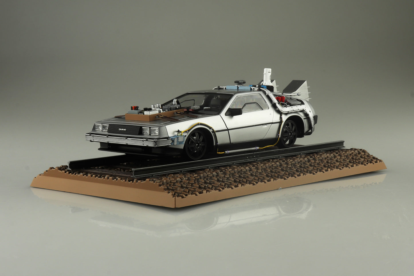 Back to the Future Part III DeLorean Time Machine (Railroad) 1:24 Scale Model Kit [PRE-ORDER: Expected Availability December 2025!]